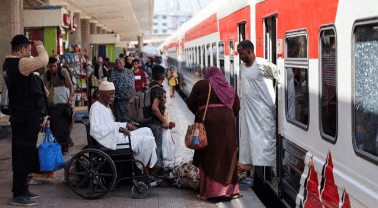 قطار السودانيين من مصر الي أسوان