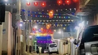 سودانيون يزينون الشوارع بزينة رمضان المصرية 2026