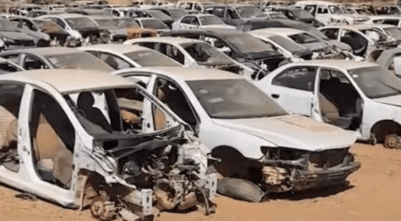 سيارة مهملة في السودان بسبب الحرب