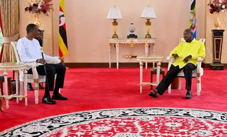 موسيفيني يستقبل "حميدتي" في عنتبي: دلالات "الصفة" ومساعي أوغندا 1 صورة إرشيفية لحميدتي و موسفيني