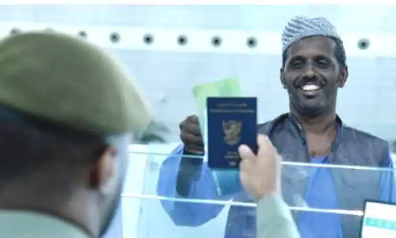 صورة إرشيفية لمقيم سوداني الجوازات