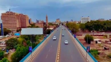 جسر المك نمر في مدينة الخرطوم، السودان، وهو جسر حيوي يربط بين الخرطوم بحري والخرطوم