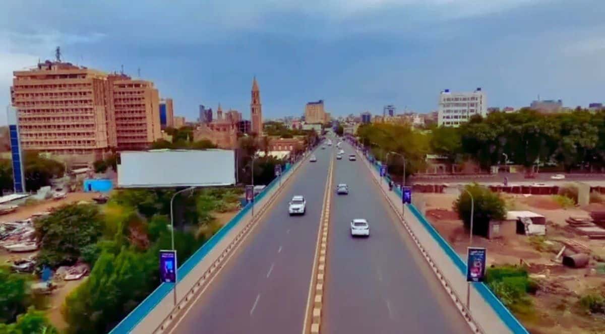 جسر المك نمر في مدينة الخرطوم، السودان، وهو جسر حيوي يربط بين الخرطوم بحري والخرطوم