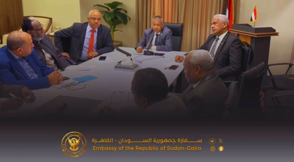 سفير السودان لدى مصر والمندوب الدائم لدى جامعة الدول العربية الفريق أول ركن مهندس عماد الدين مصطفى عدوي، بمقر السفارة في القاهرة، المكتب التنفيذي للمجلس الأعلى للجالية السودانية بجمهورية مصر العربية برئاسة الأستاذ أحمد عوض