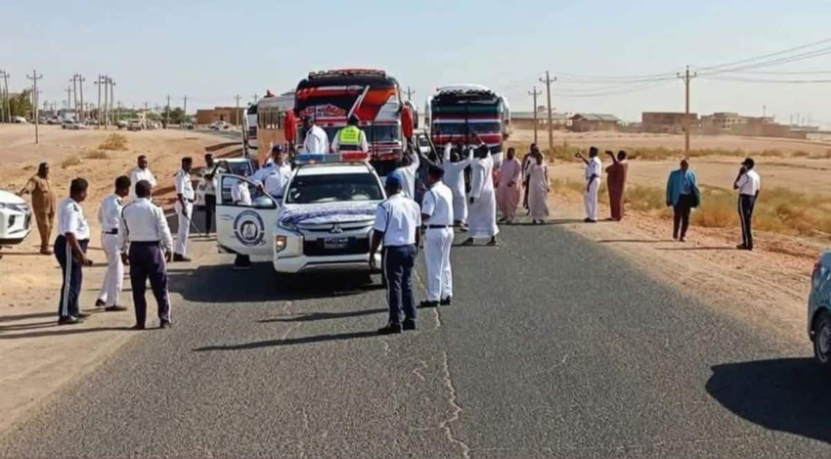 صورة_إرشيفية_لبصات_سفرية_في_شريان_الشمال_وعساكر_مرور_يسيرون_الطريق