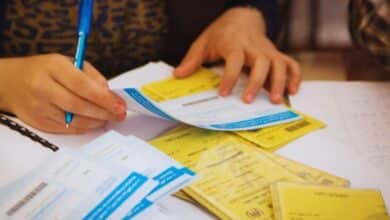 أوراقاً رسمية وبطاقات تعريفية صادرة عن المفوضية السامية للأمم المتحدة لشؤون اللاجئين (UNHCR)