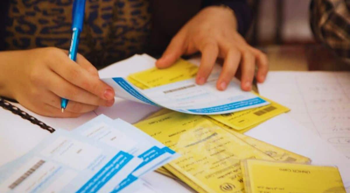 أوراقاً رسمية وبطاقات تعريفية صادرة عن المفوضية السامية للأمم المتحدة لشؤون اللاجئين (UNHCR)