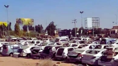 صورة إرشيفية للسيارات المهملة في السودان جراء الحرب