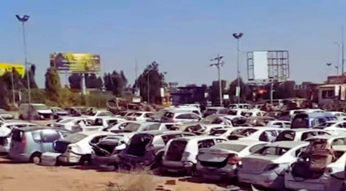 صورة إرشيفية للسيارات المهملة في السودان جراء الحرب