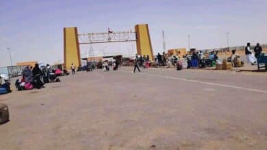 أزمة مفاجئة تضرب معبر أرقين وتضع مئات السودانيين في مأزق