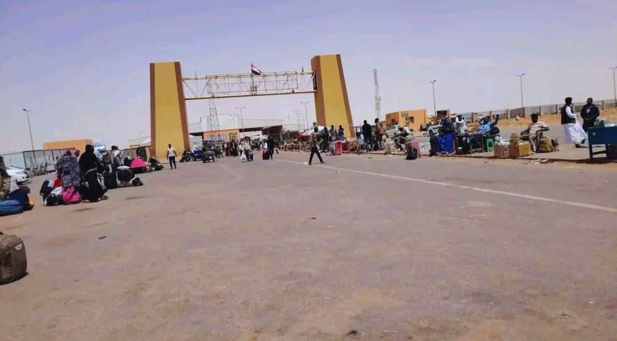 أزمة مفاجئة تضرب معبر أرقين وتضع مئات السودانيين في مأزق