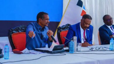 زجاجة مياه تثير الجدل حول موقع اجتماع حميدتي.. هل عُقد خارج السودان؟