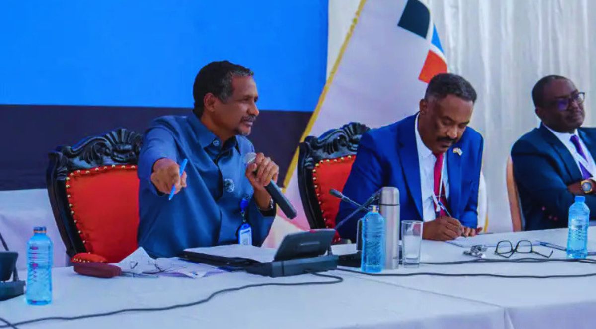 زجاجة مياه تثير الجدل حول موقع اجتماع حميدتي.. هل عُقد خارج السودان؟