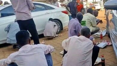 صورة لمعلمي تصحيح الشهادة الثانوية تثير الحزن والجدل في الخرطوم 3 صورة متداولة للمعلمين 720x430 1